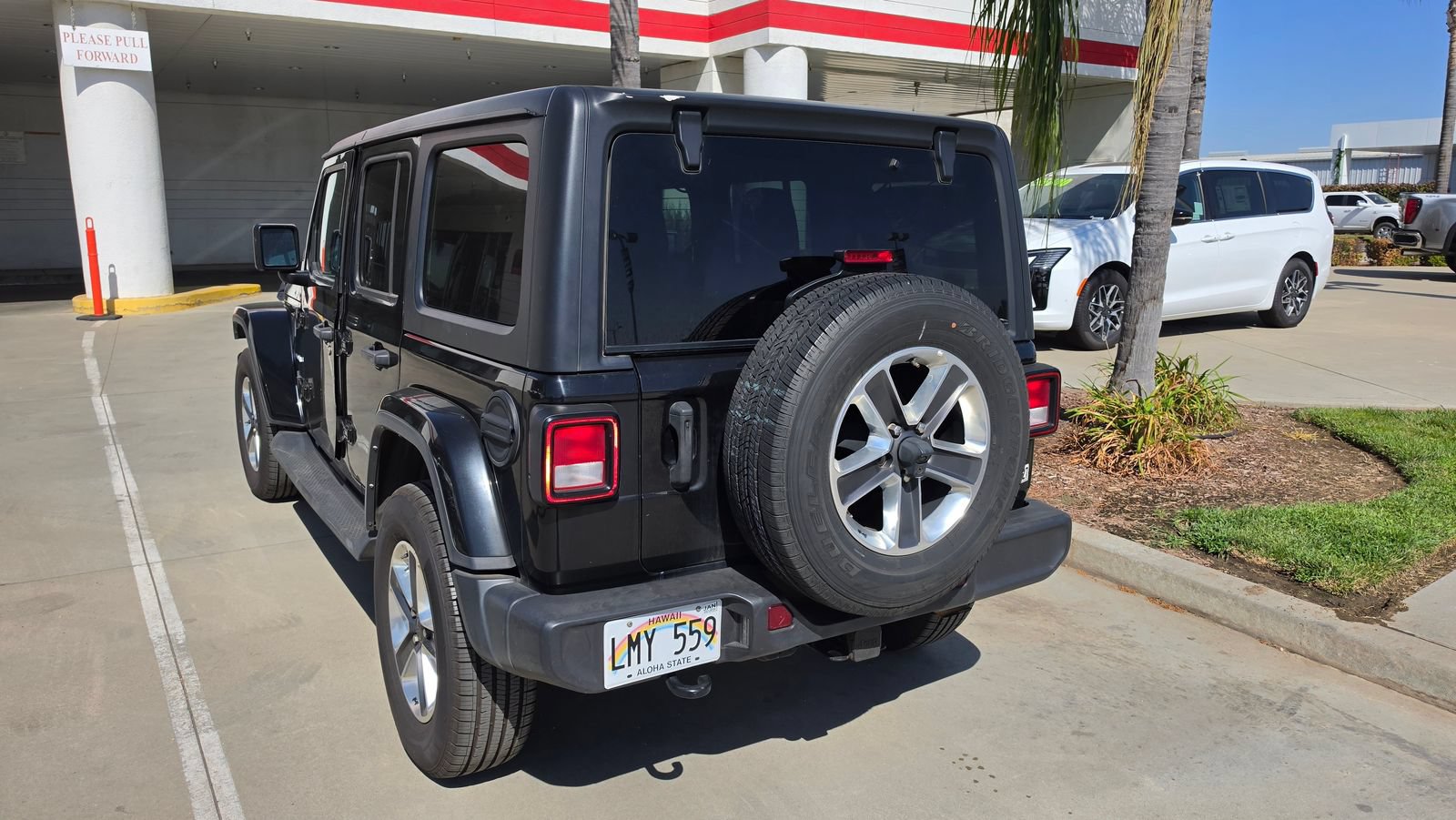 Used 2023 Jeep Wrangler Unlimited Sahara w/ Cold Weather Group AWD/4WD image 4