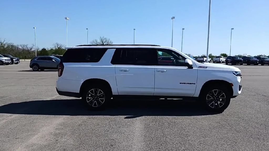 Used 2024 Chevrolet Suburban Z71 w/ Luxury Package AWD/4WD image 9