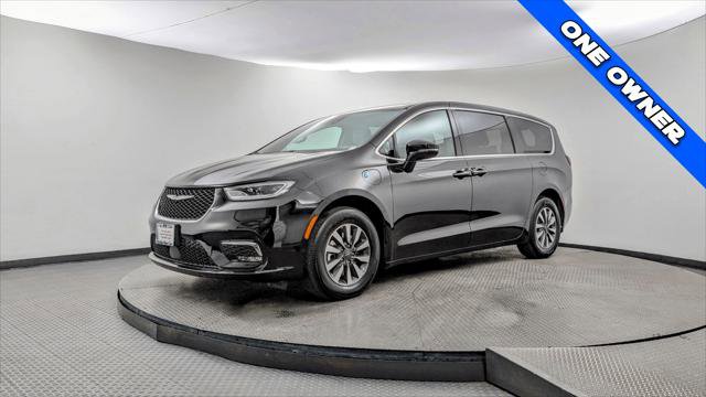 Used 2025 Chrysler Pacifica Select image 2