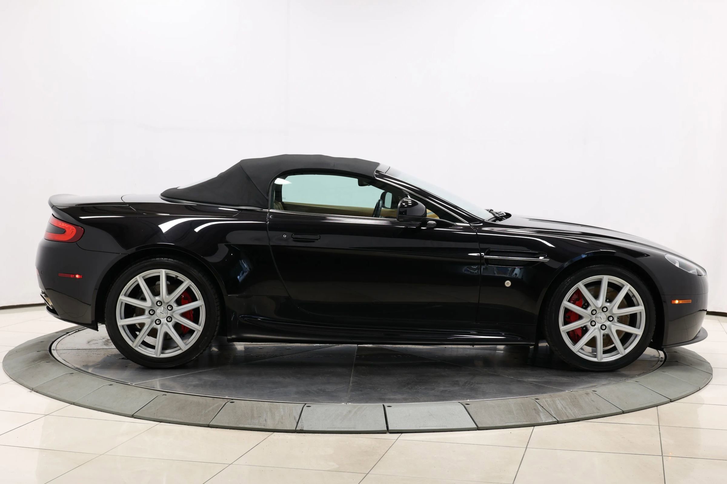 Used 2012 Aston Martin V8 Vantage Roadster image 89
