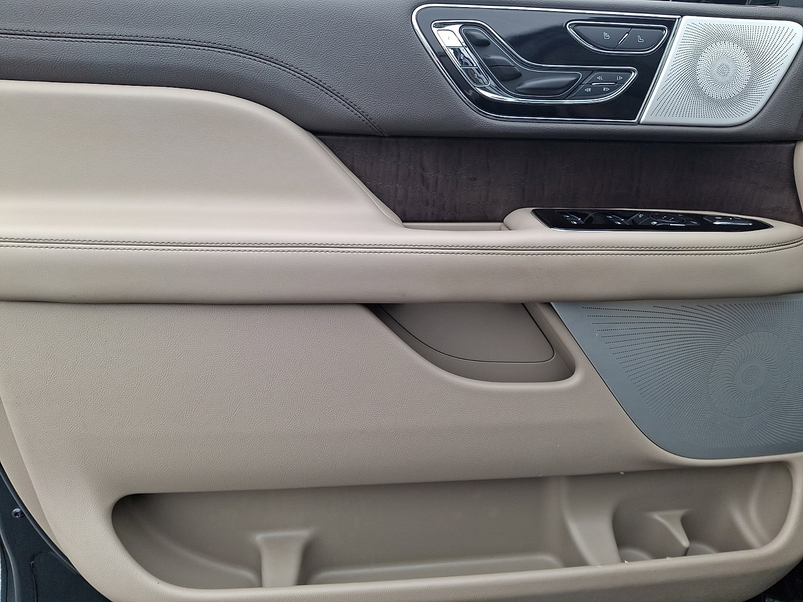 Used 2022 Lincoln Navigator L Reserve image 11