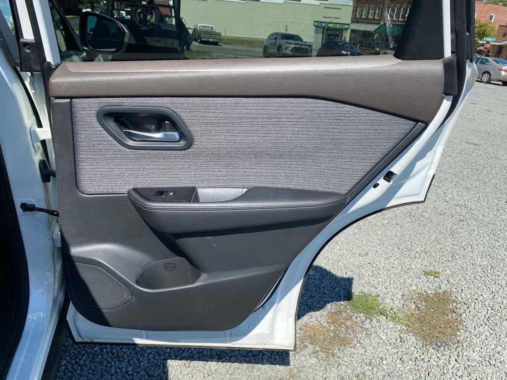 Used 2023 Nissan Rogue SV FWD image 18