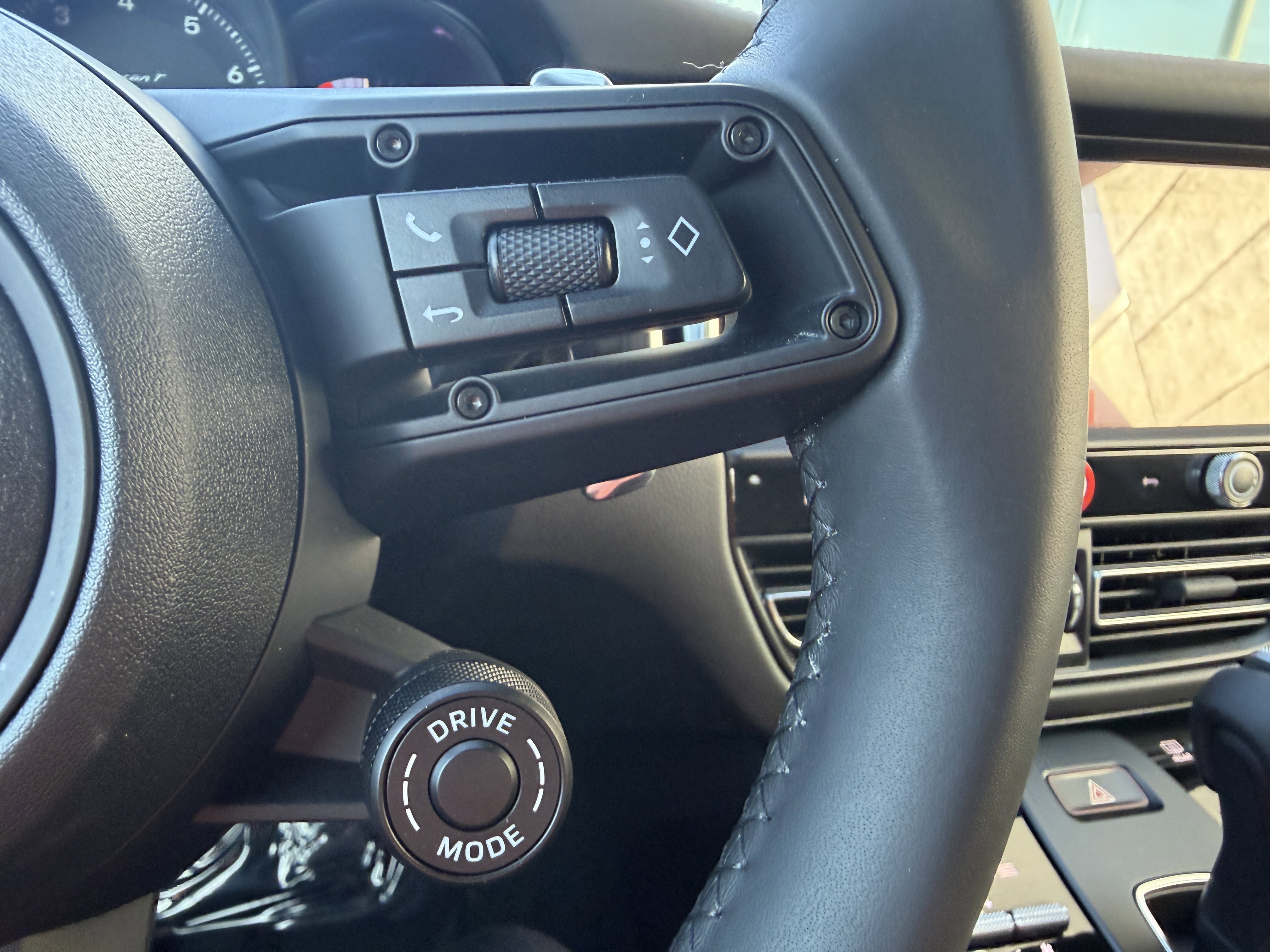 Certified 2025 Porsche Macan Turbo image 34