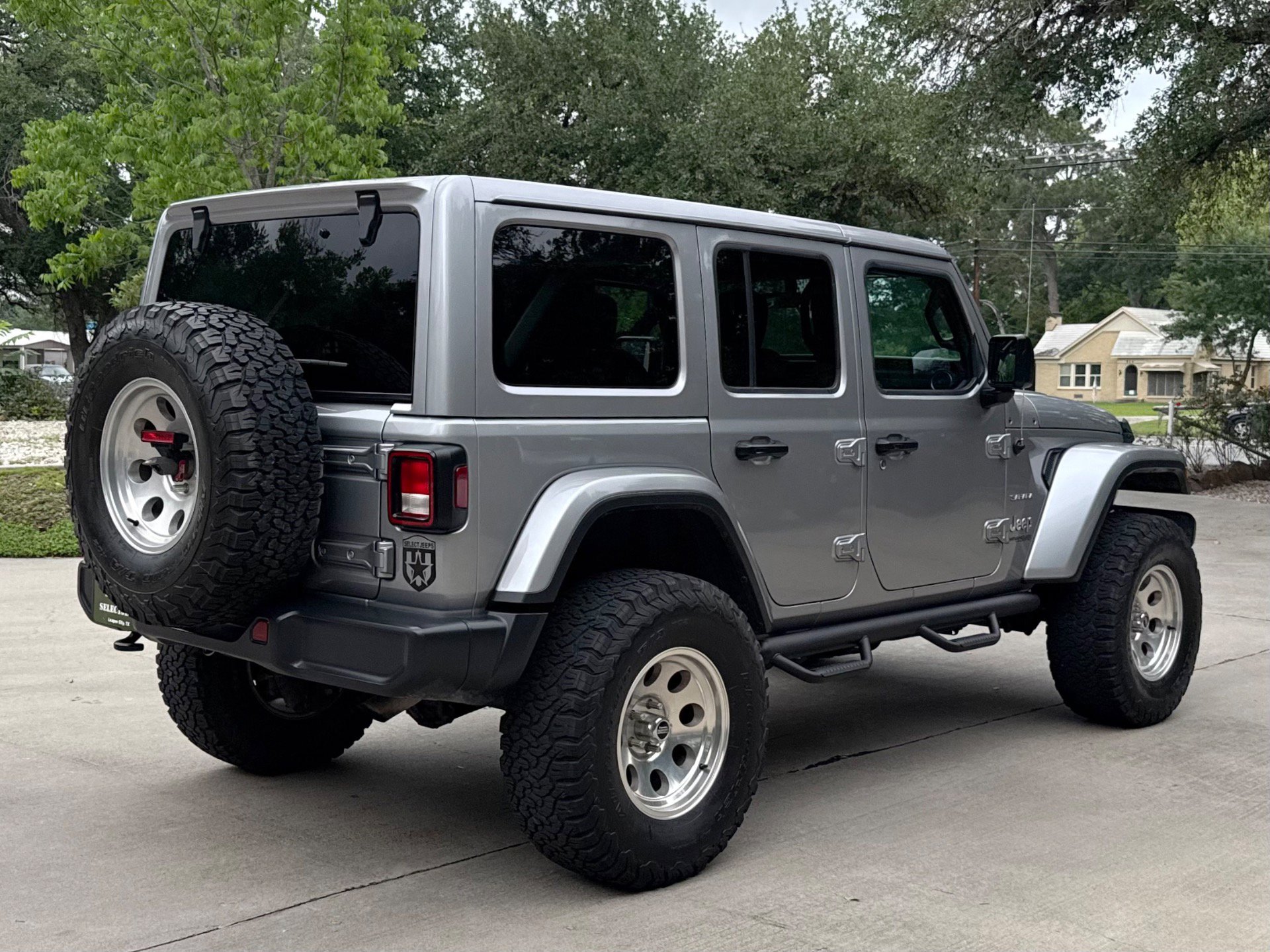 Used 2018 Jeep Wrangler Unlimited Sahara AWD/4WD image 9