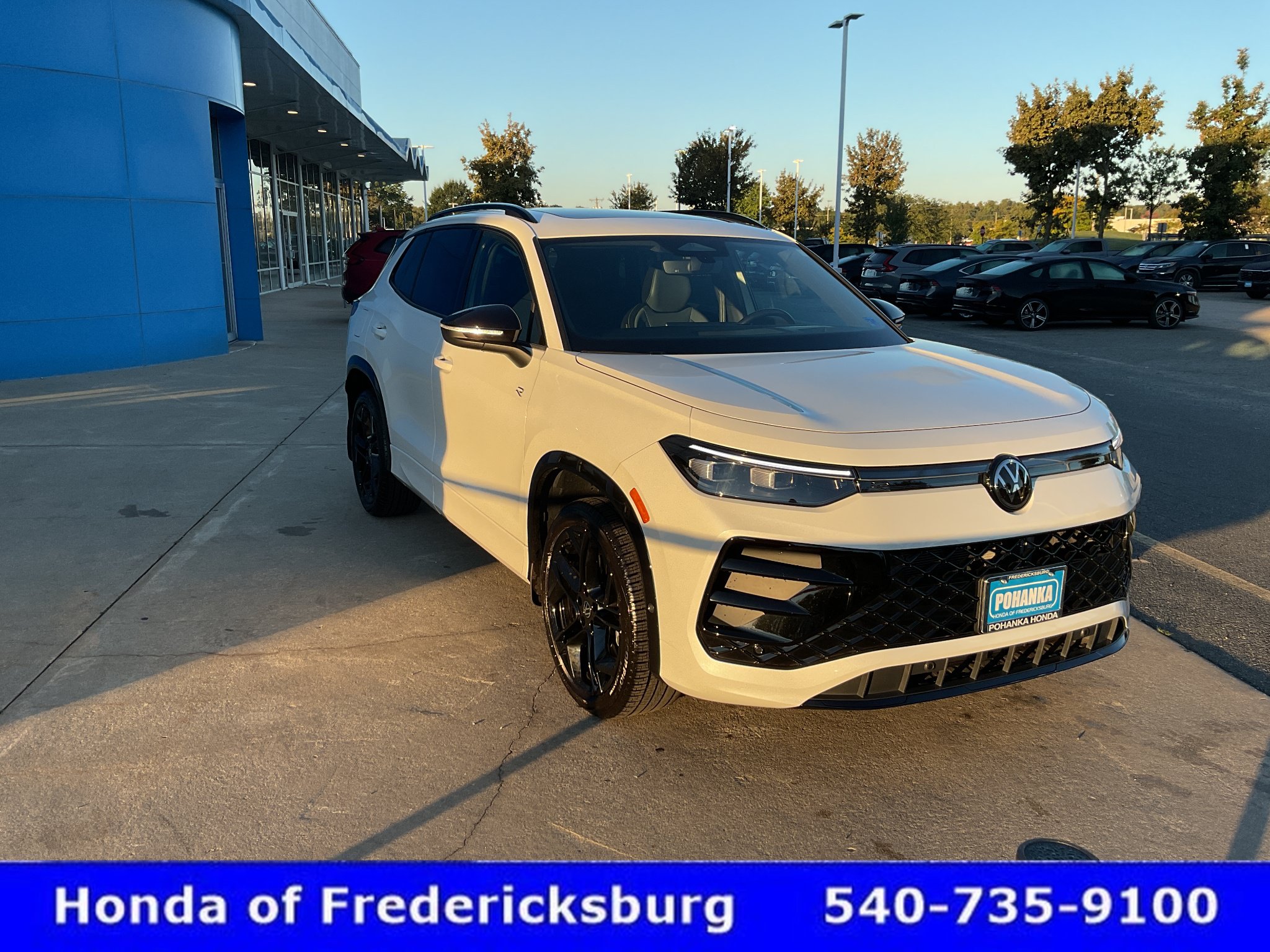 Used 2025 Volkswagen Tiguan SE R-Line AWD/4WD image 8