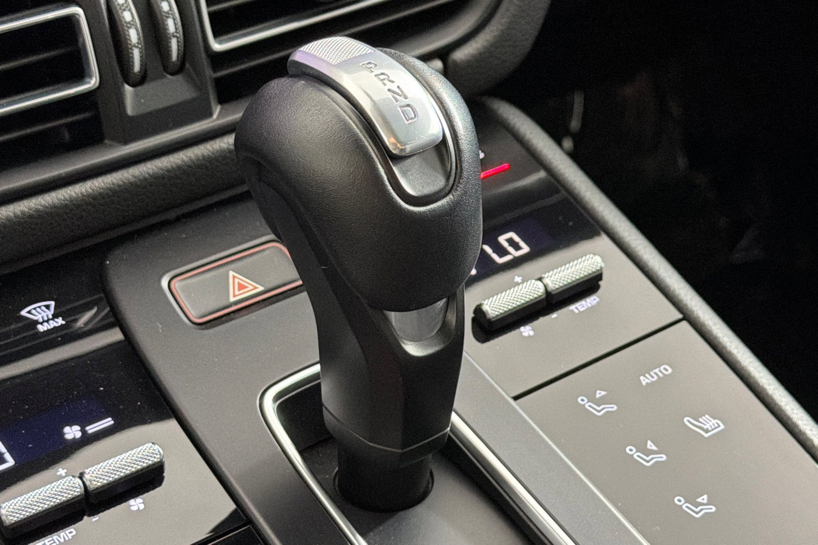 Used 2022 Porsche Macan w/ Driver Memory Package image 21