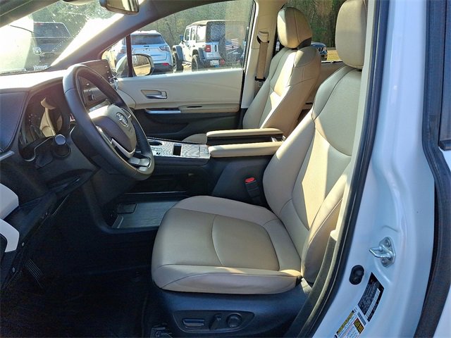 Used 2022 Toyota Sienna XLE image 14