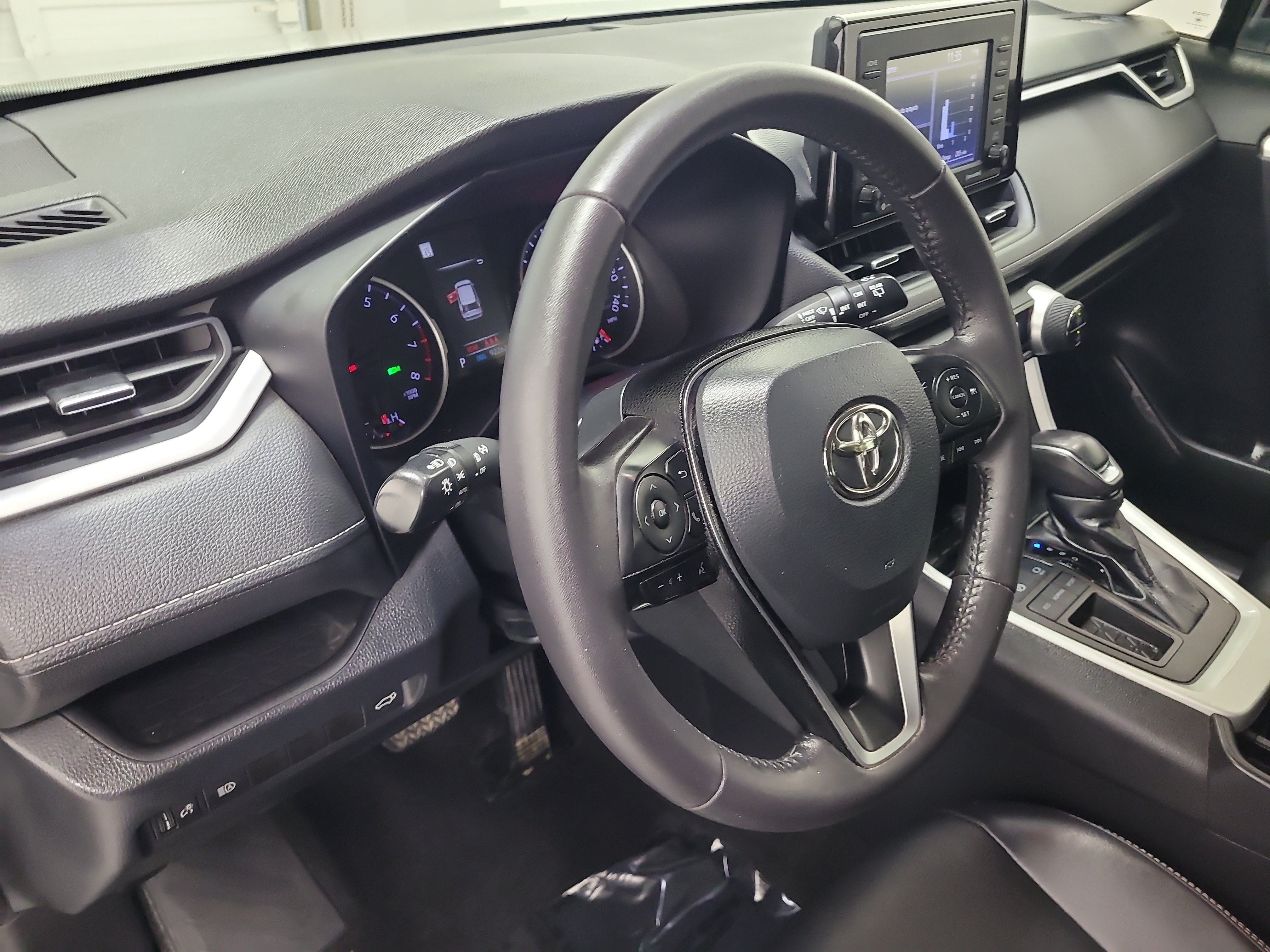 Used 2022 Toyota RAV4 XLE Premium FWD image 25