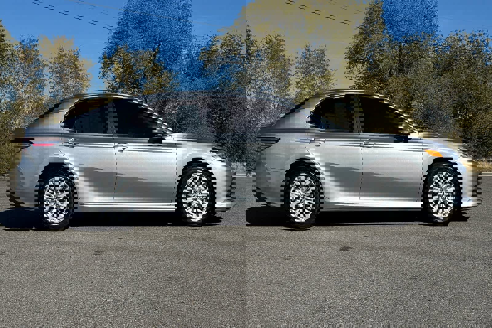 Used 2018 Toyota Camry LE image 8