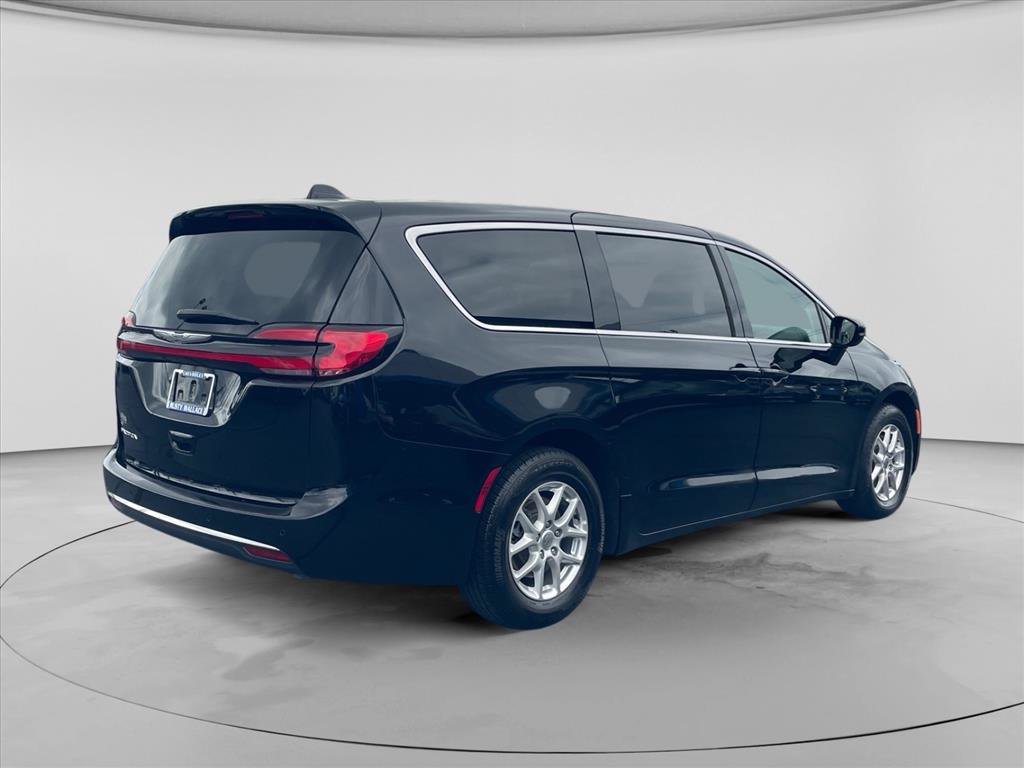 Used 2024 Chrysler Pacifica Touring-L FWD image 7