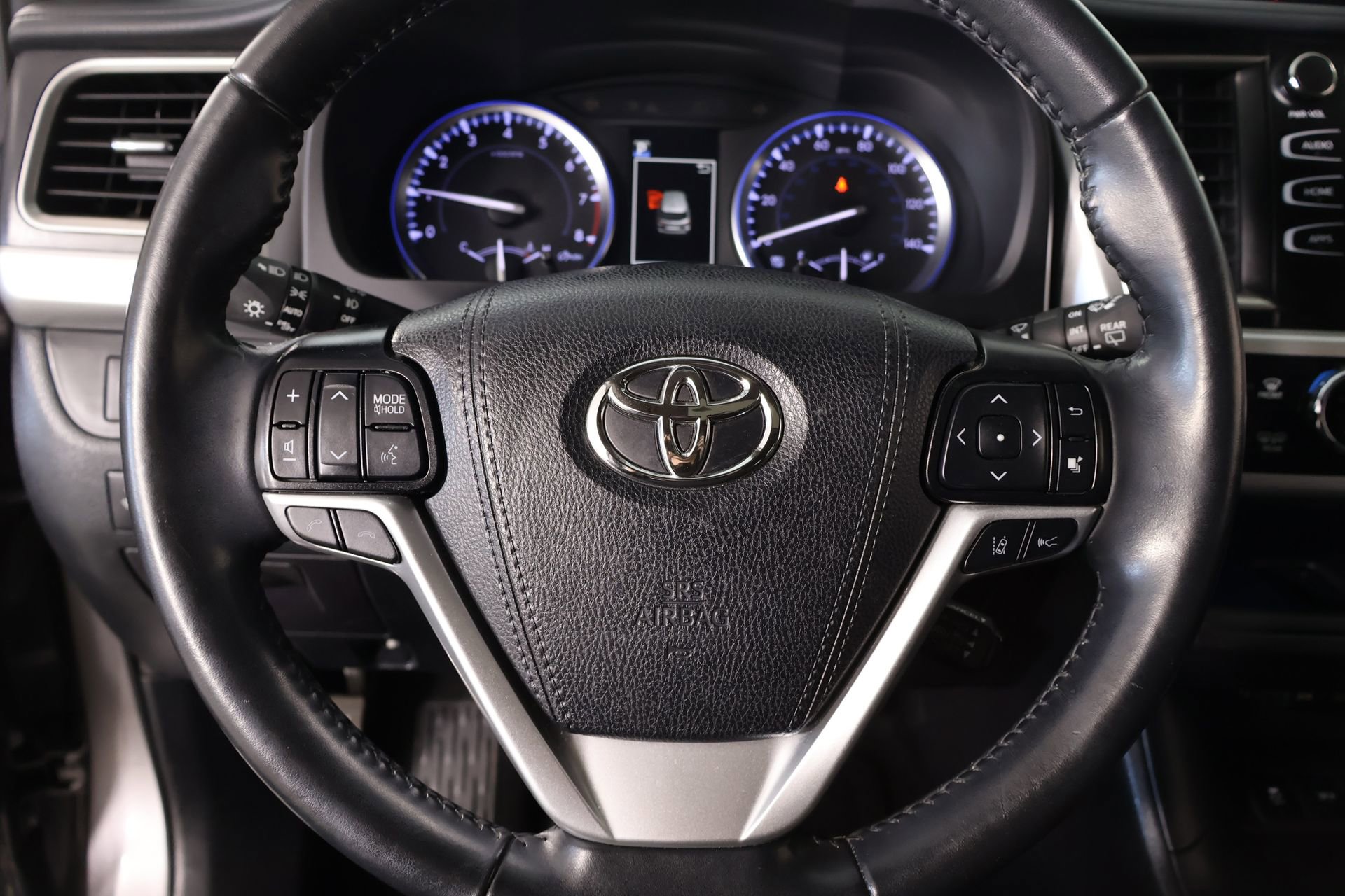 Used 2019 Toyota Highlander SE image 3
