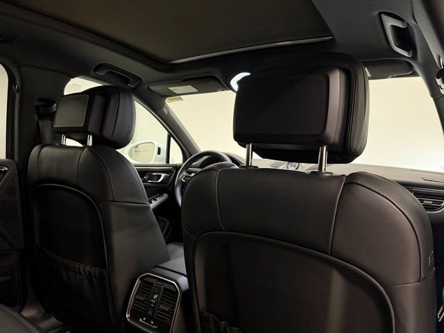 Certified 2025 Porsche Macan AWD/4WD image 24