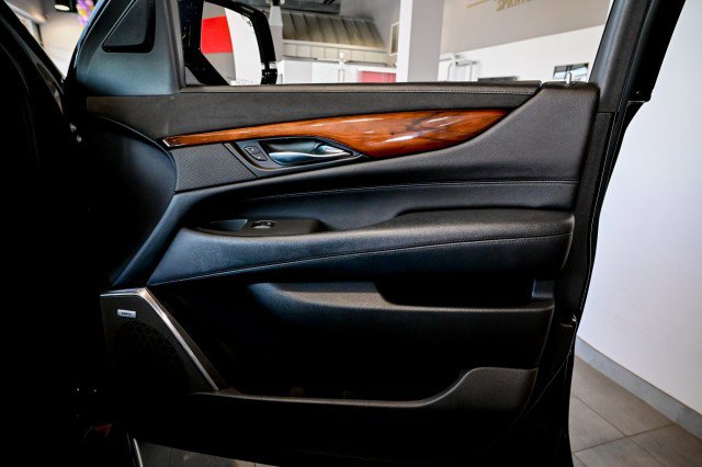 Used 2017 Cadillac Escalade Luxury AWD/4WD image 32