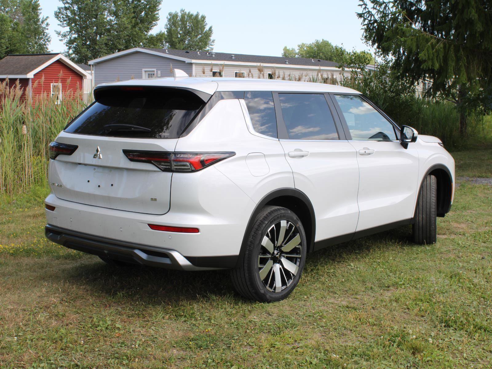 New 2025 Mitsubishi Outlander SE image 9