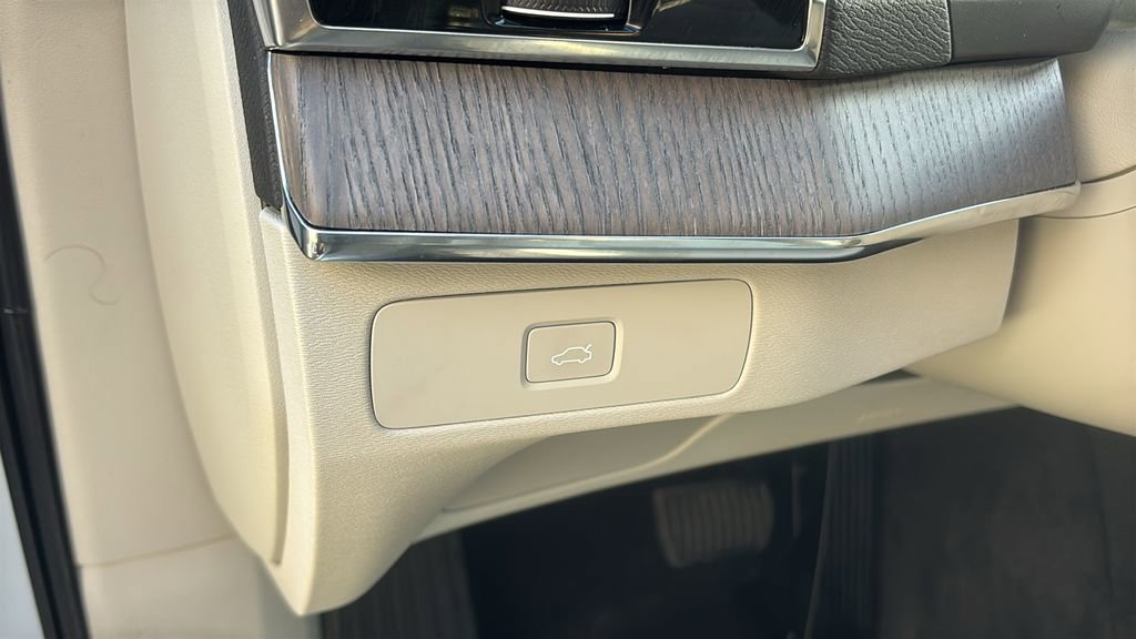 Used 2023 Volvo XC90 B6 Plus image 13