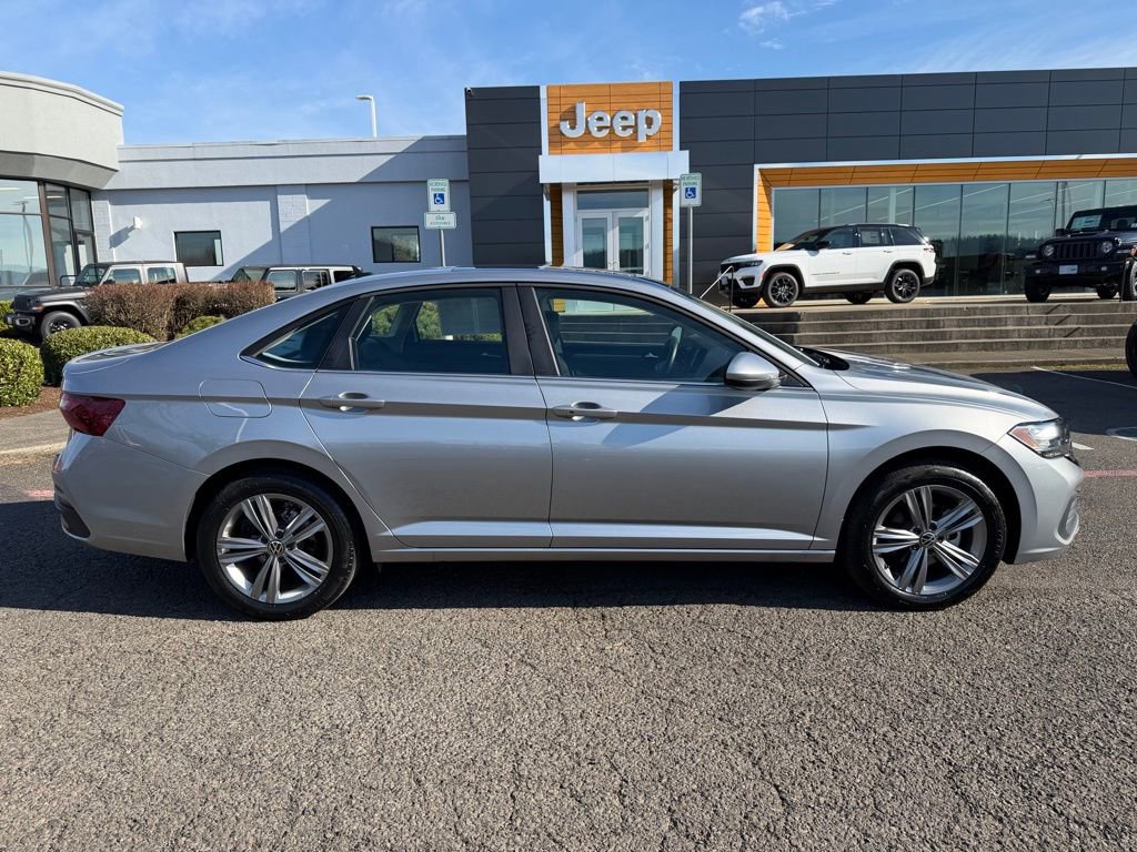 Used 2024 Volkswagen Jetta SE image 9