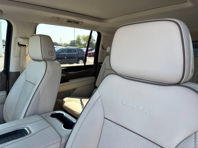 Used 2021 GMC Yukon XL Denali w/ Denali Premium Package AWD/4WD image 14