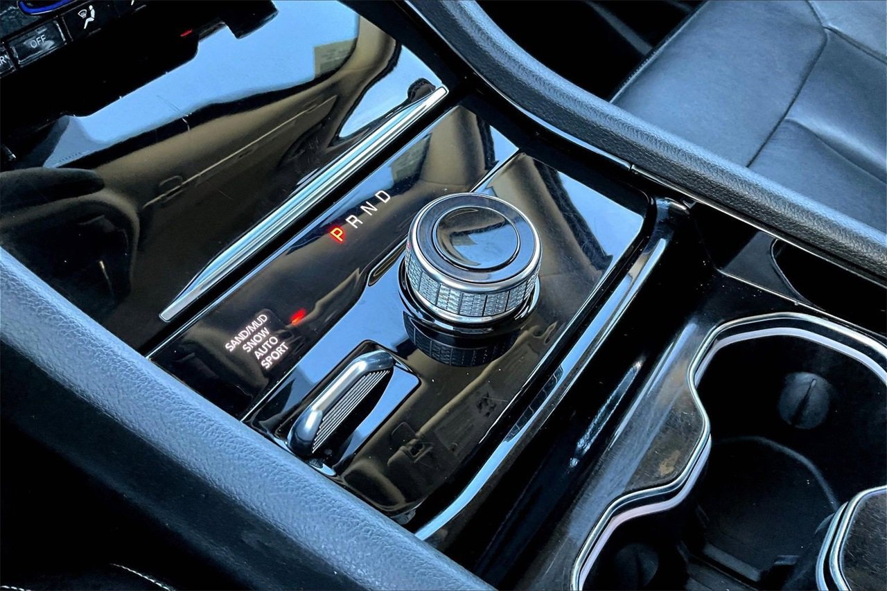 Used 2023 Jeep Grand Cherokee L Limited w/ Black Appearance Package image 31