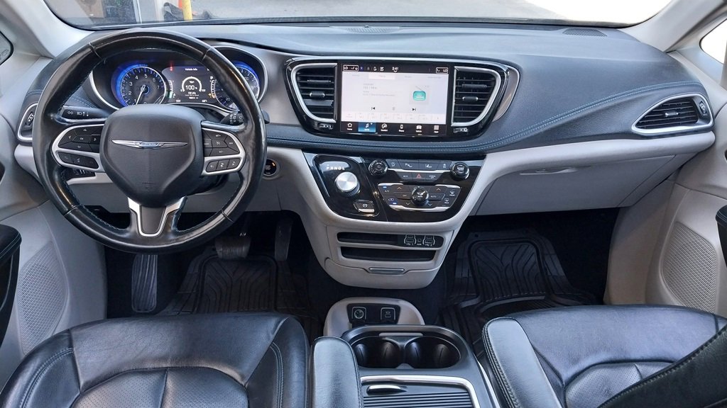 Used 2021 Chrysler Pacifica Touring-L image 11