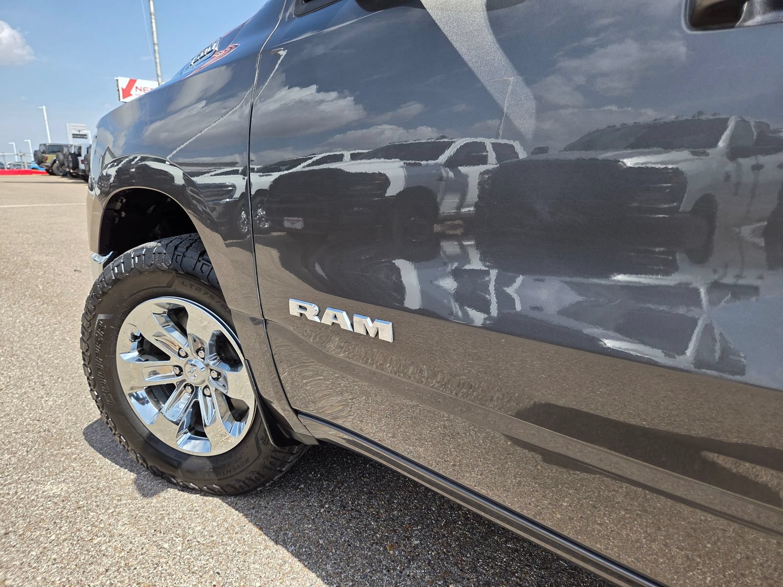Used 2024 RAM 1500 Laramie AWD/4WD image 14