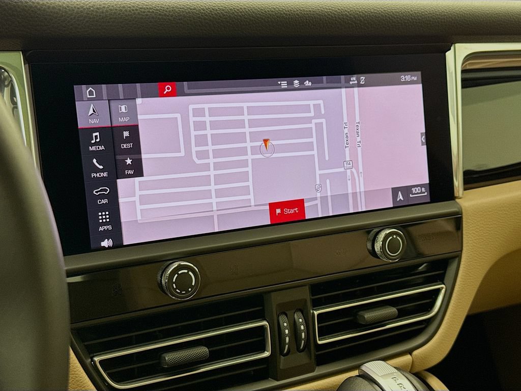 Used 2025 Porsche Macan AWD/4WD image 19