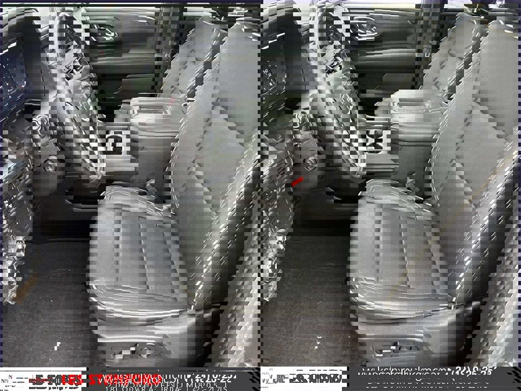 Used 2024 GMC Yukon XL SLT w/ SLT Premium Package image 22