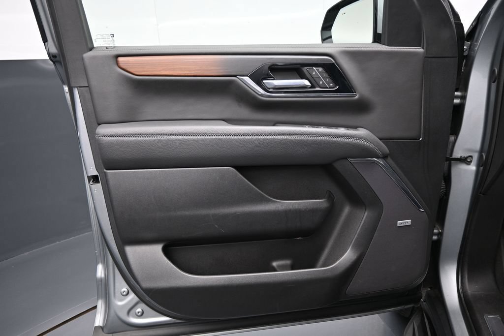 Used 2025 GMC Yukon XL Denali AWD/4WD image 10