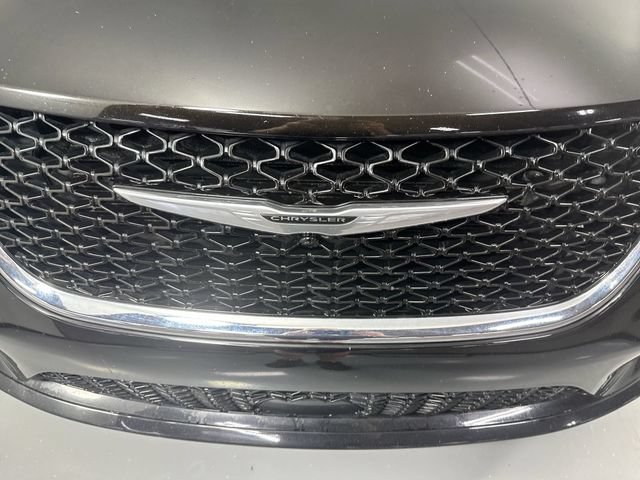 Used 2024 Chrysler Pacifica Touring-L FWD image 26
