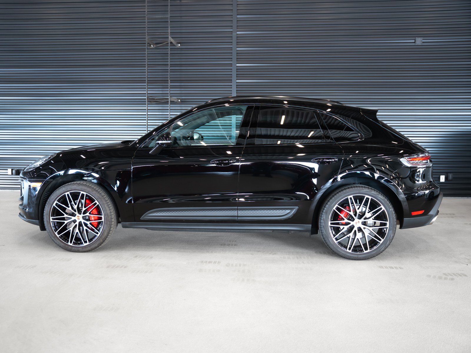 Certified 2025 Porsche Macan S image 2