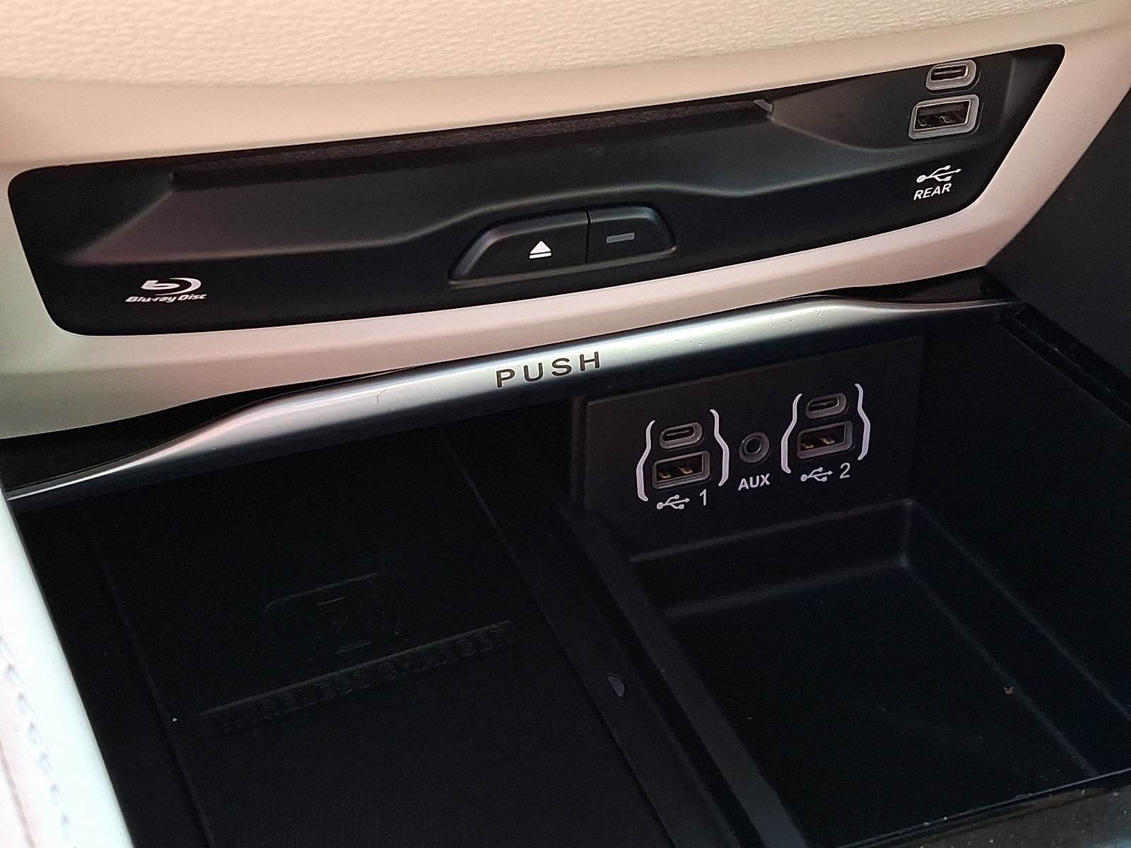 Used 2023 Chrysler Pacifica Limited w/ Uconnect Theater Family Group FWD image 29