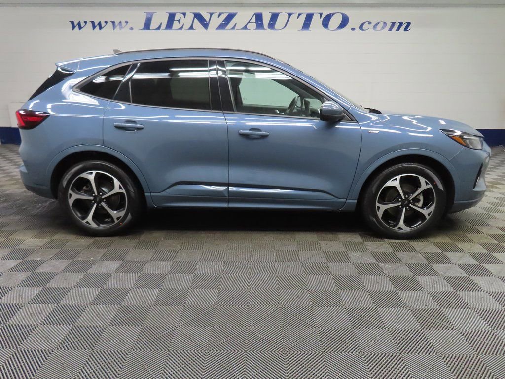 Used 2023 Ford Escape ST-Line Elite w/ Premium Technology Package image 2