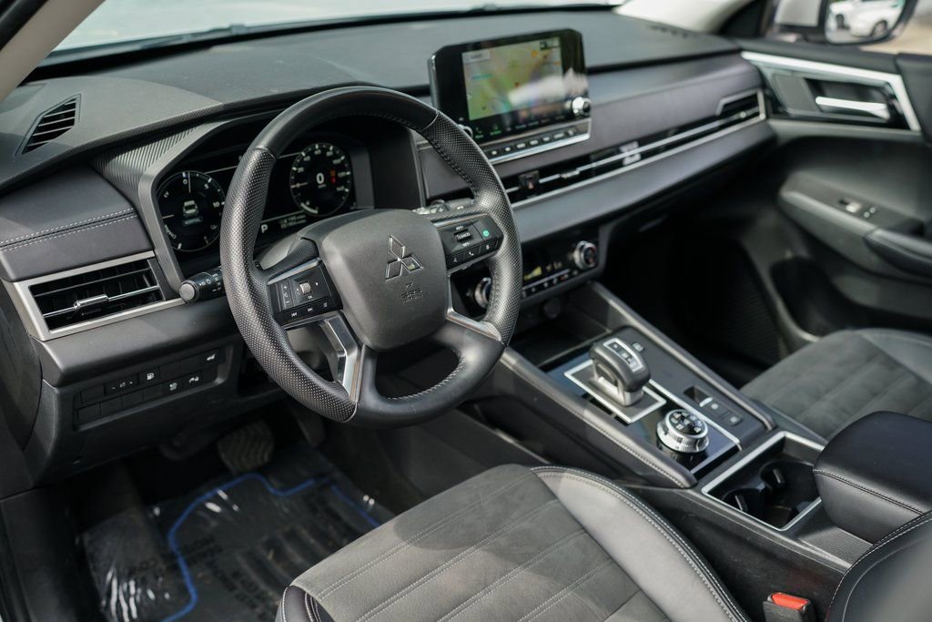 Used 2023 Mitsubishi Outlander LE image 19