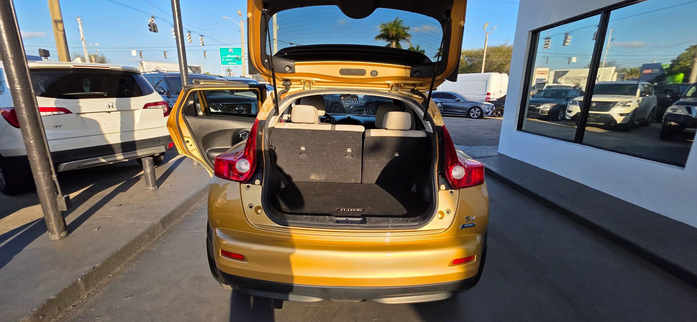 Used 2013 Nissan Juke SV w/ Midnight Edition image 9