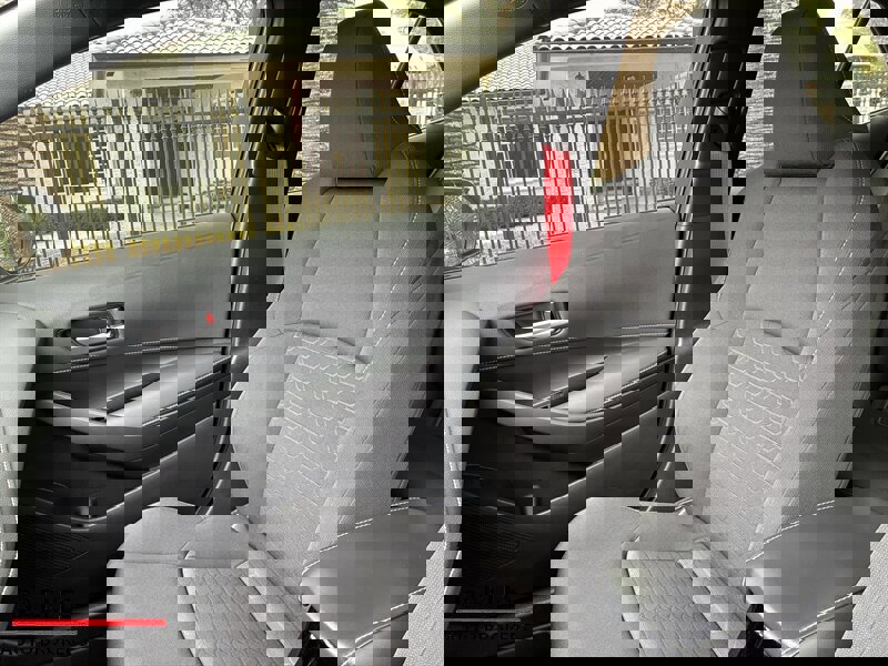 Used 2025 Toyota Corolla SE image 19