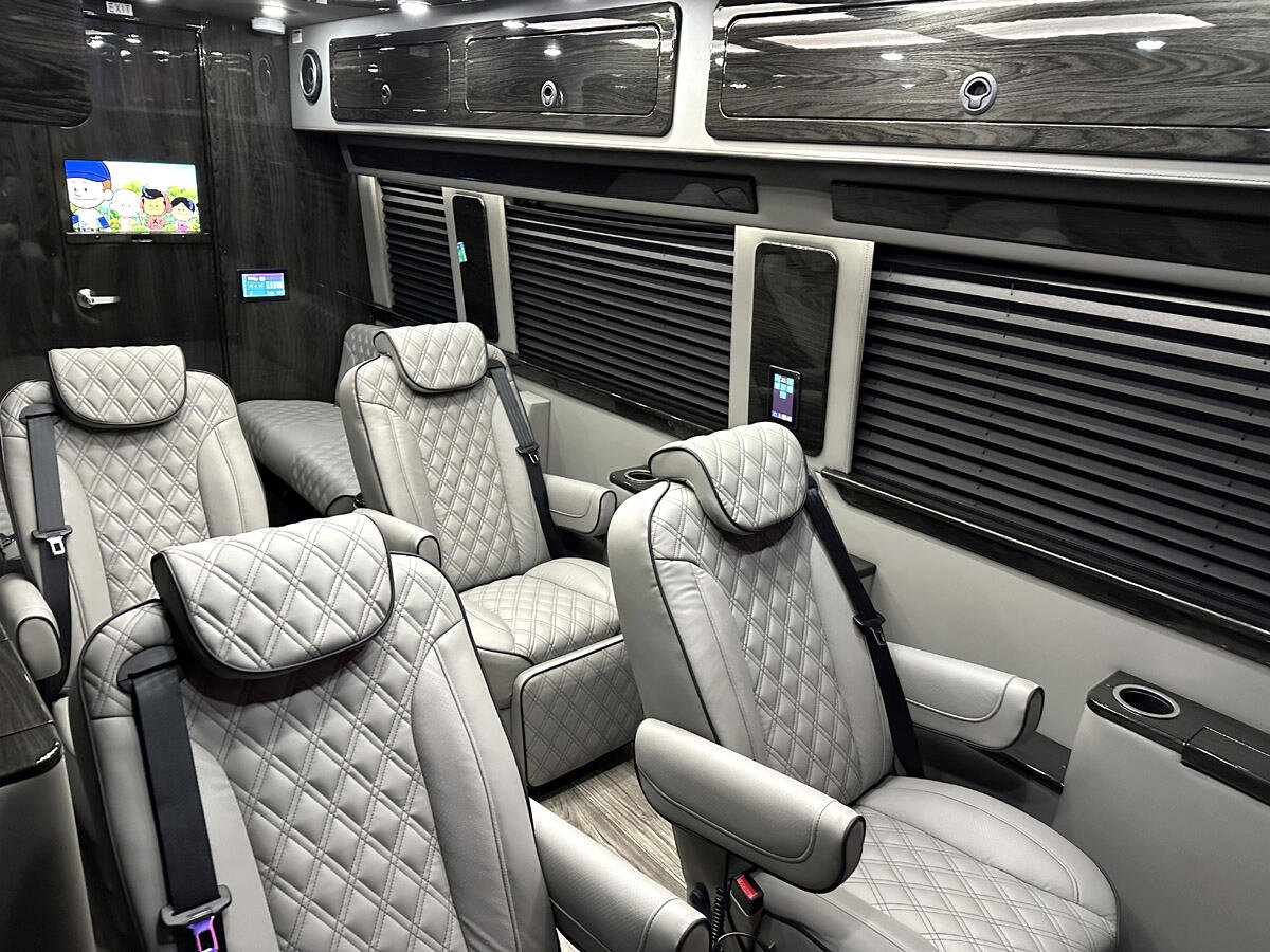 Used 2024 Mercedes-Benz Sprinter 3500 image 2