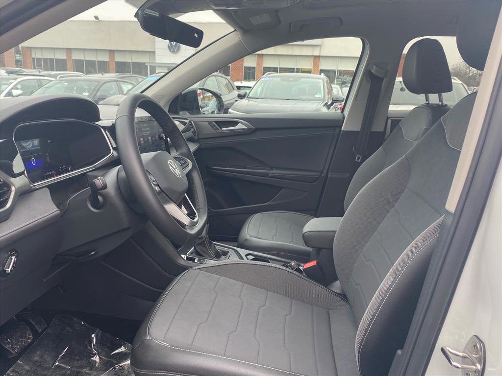 Used 2025 Volkswagen Taos SE image 12