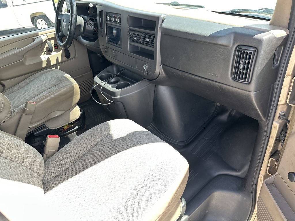 Used 2010 GMC Savana 3500 Extended w/ Chrome Appearance Package RWD image 28