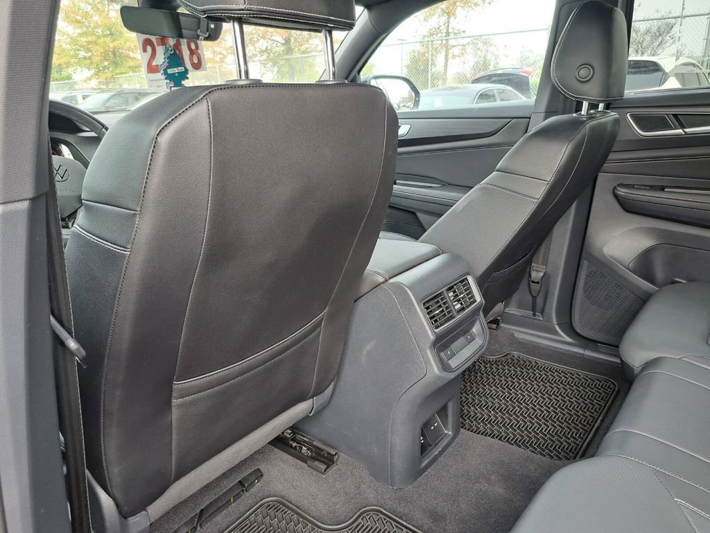 Used 2025 Volkswagen Atlas Cross Sport SEL R-Line image 23