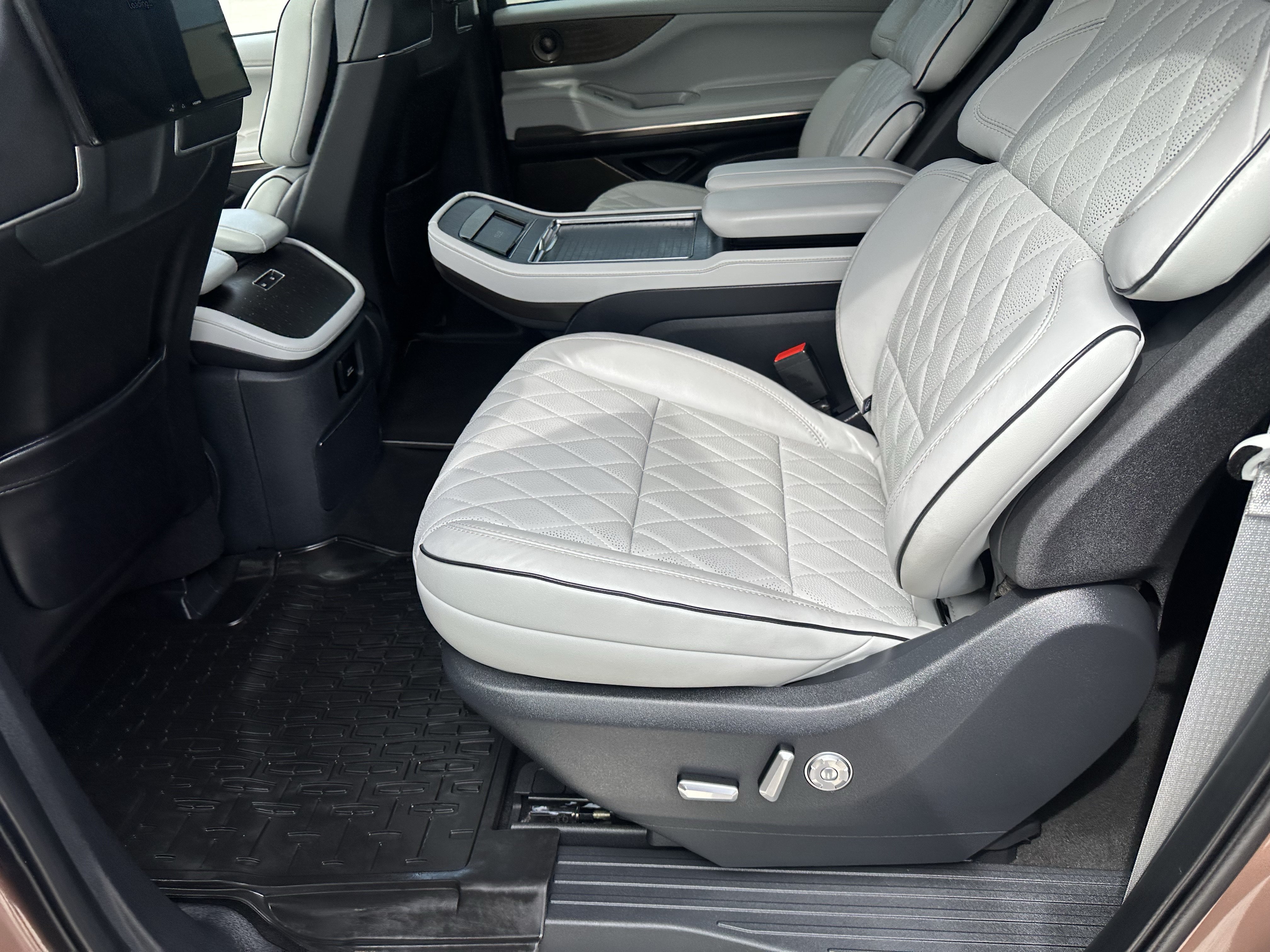 Used 2025 Lincoln Navigator L Black Label w/ Black Label Special Edition AWD/4WD image 15