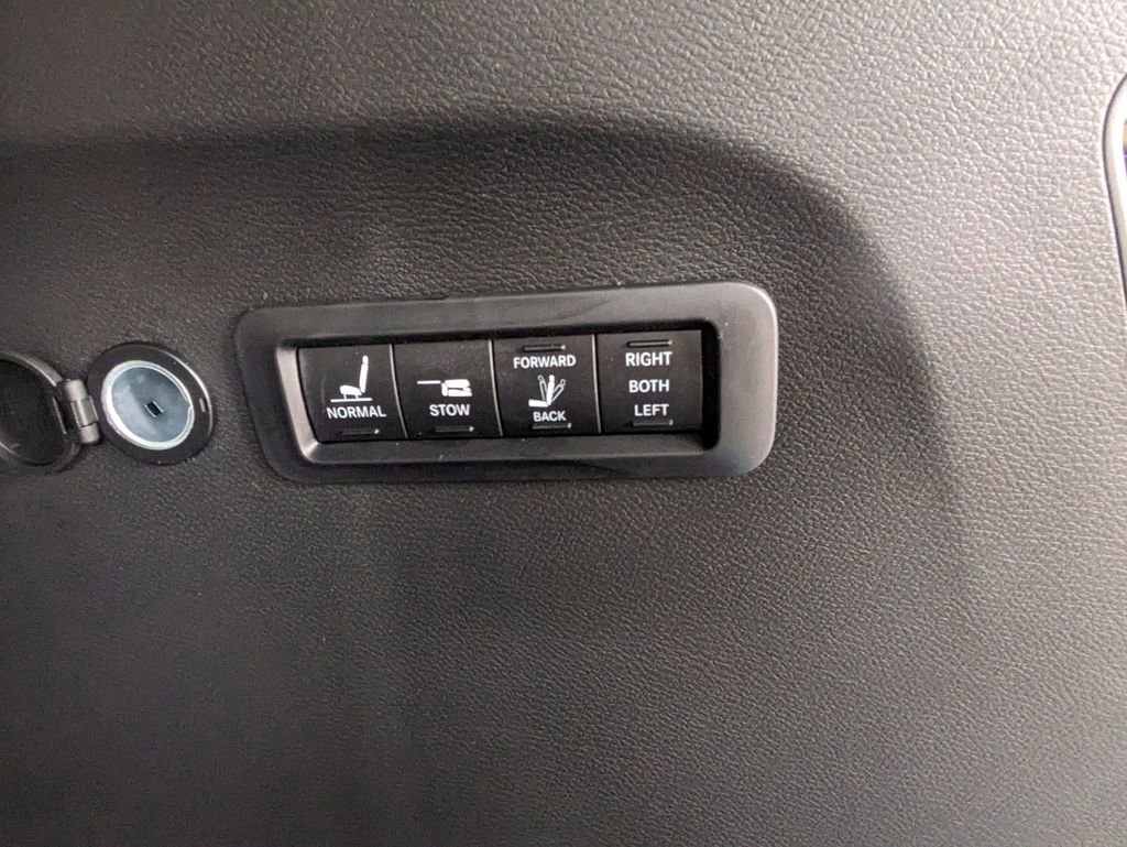 New 2026 Chrysler Pacifica Pinnacle w/ Trailer Tow Group image 26