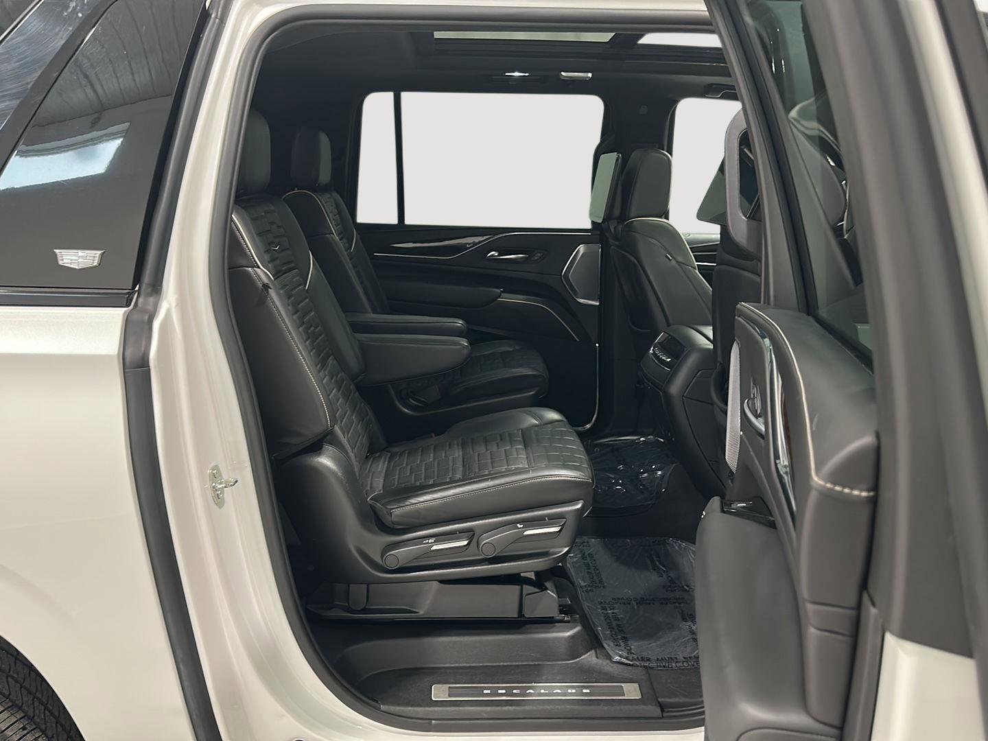 Used 2023 Cadillac Escalade ESV Sport Platinum AWD/4WD image 26