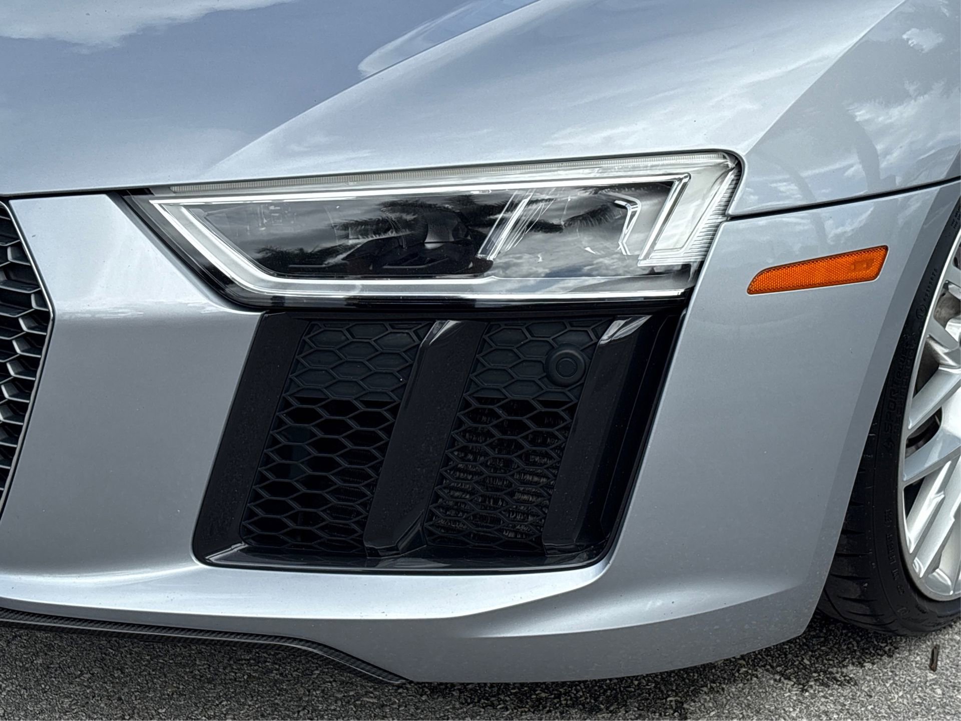 Used 2017 Audi R8 V10 w/ Carbon Exterior Package image 13