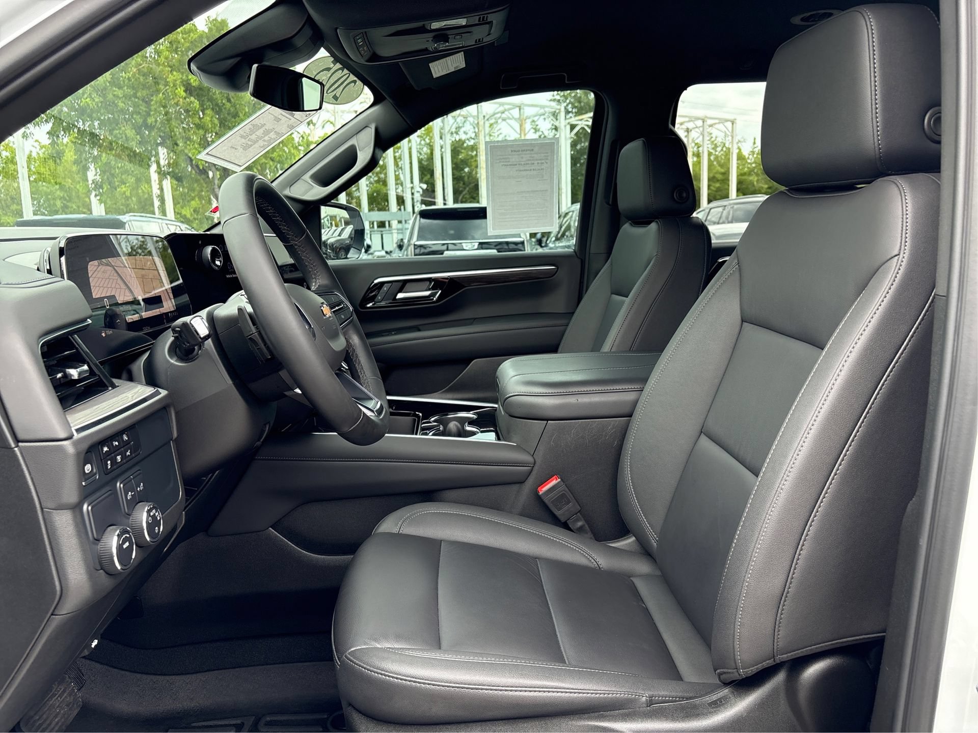 Used 2025 Chevrolet Suburban LT RWD image 9