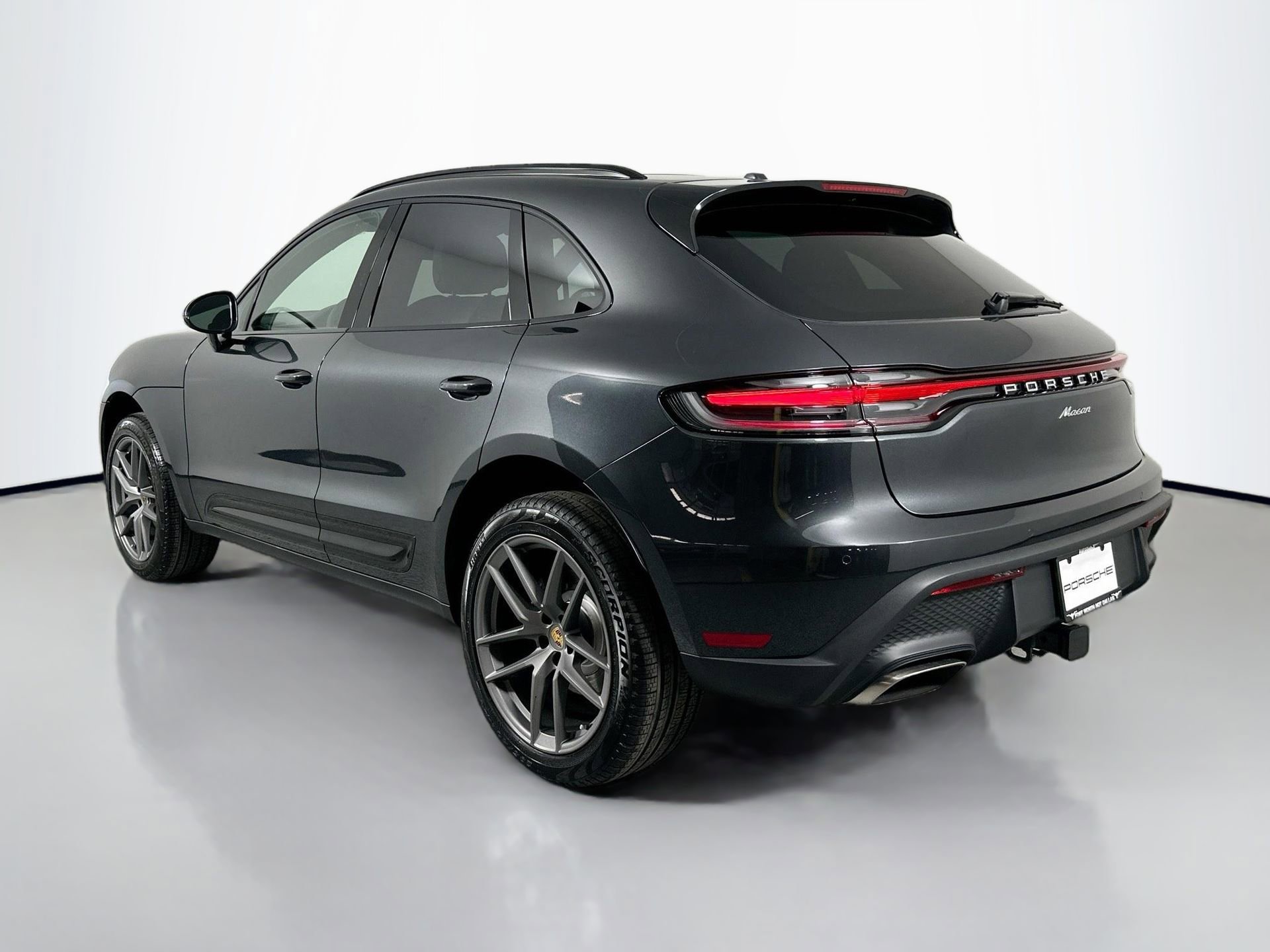 Certified 2025 Porsche Macan image 3