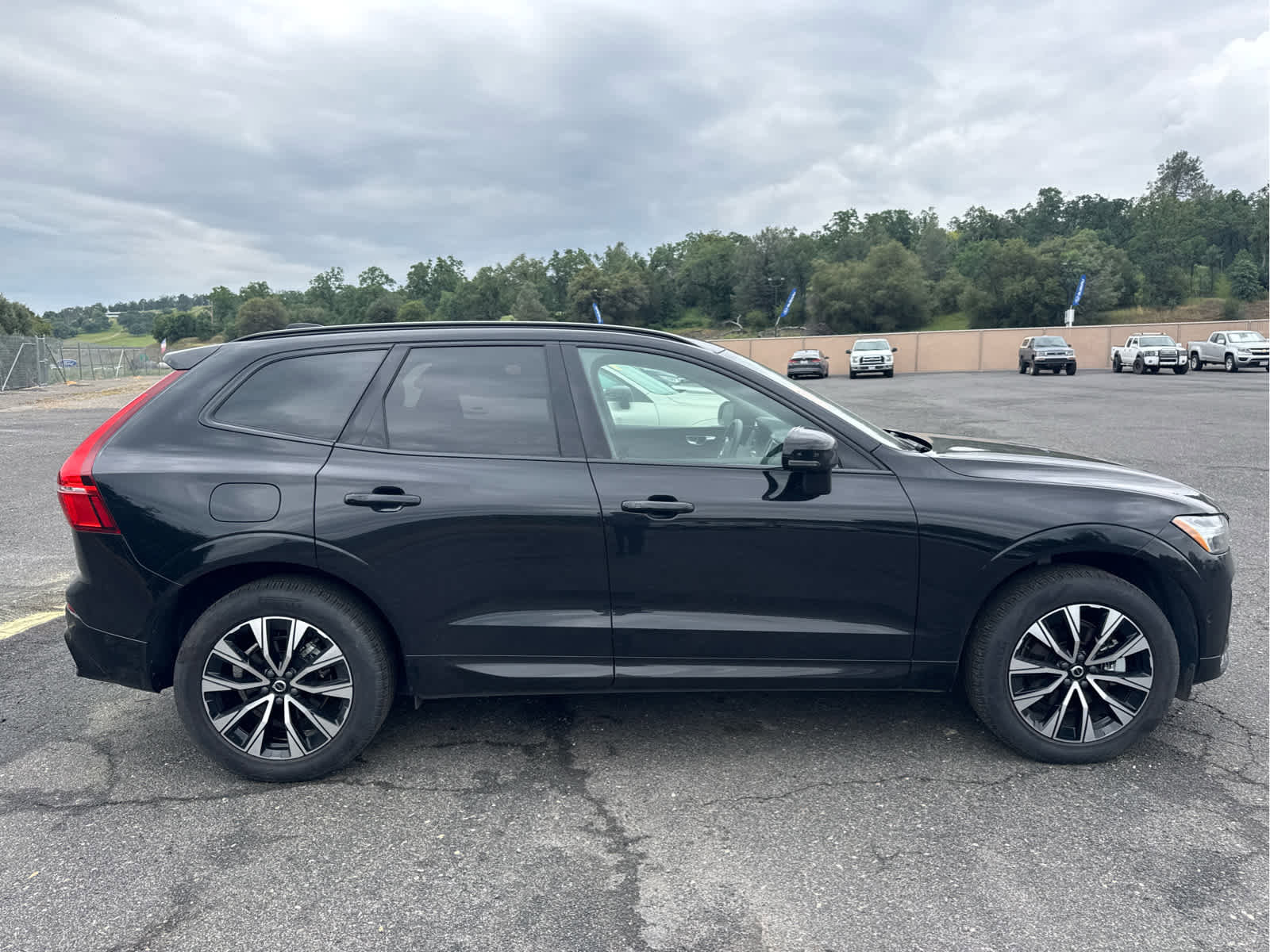 Used 2025 Volvo XC60 B5 Plus image 4