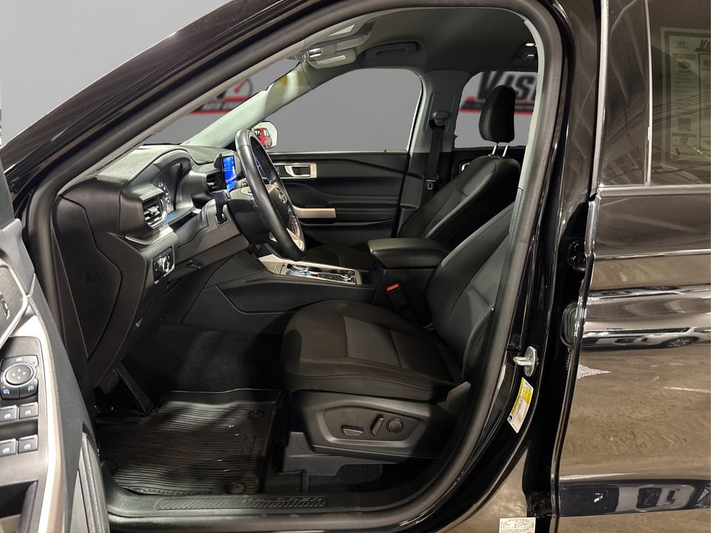 Used 2023 Ford Explorer XLT image 9