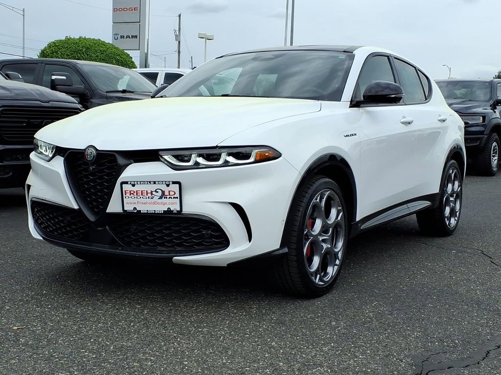 Used 2024 Alfa Romeo Tonale Veloce w/ Active Assist Package AWD/4WD image 3