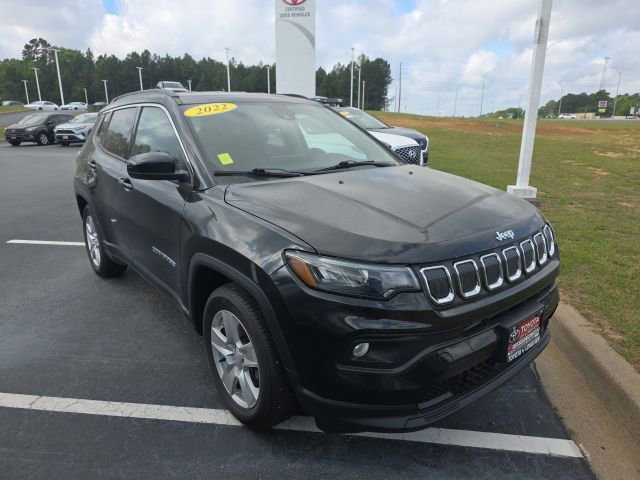 Used 2022 Jeep Compass Latitude image 1