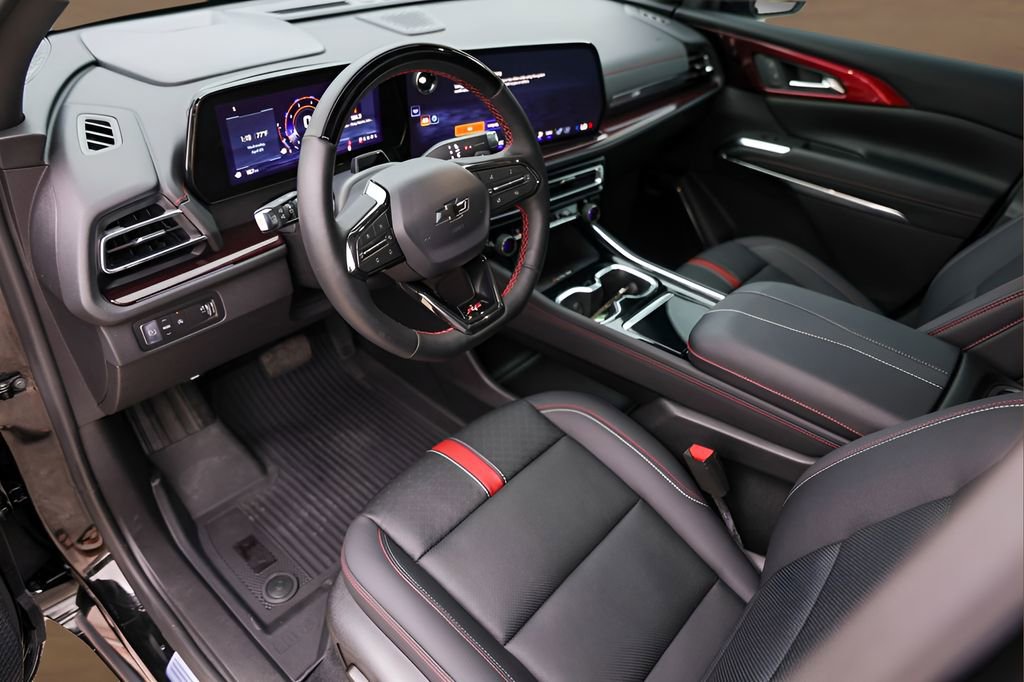 Used 2025 Chevrolet Traverse RS FWD image 10