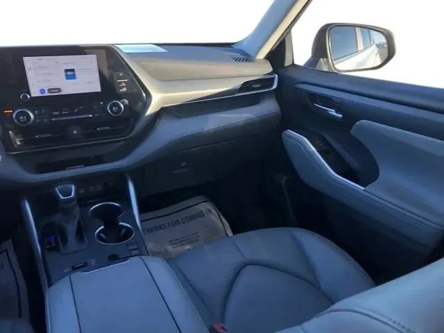 Used 2023 Toyota Highlander XLE image 32
